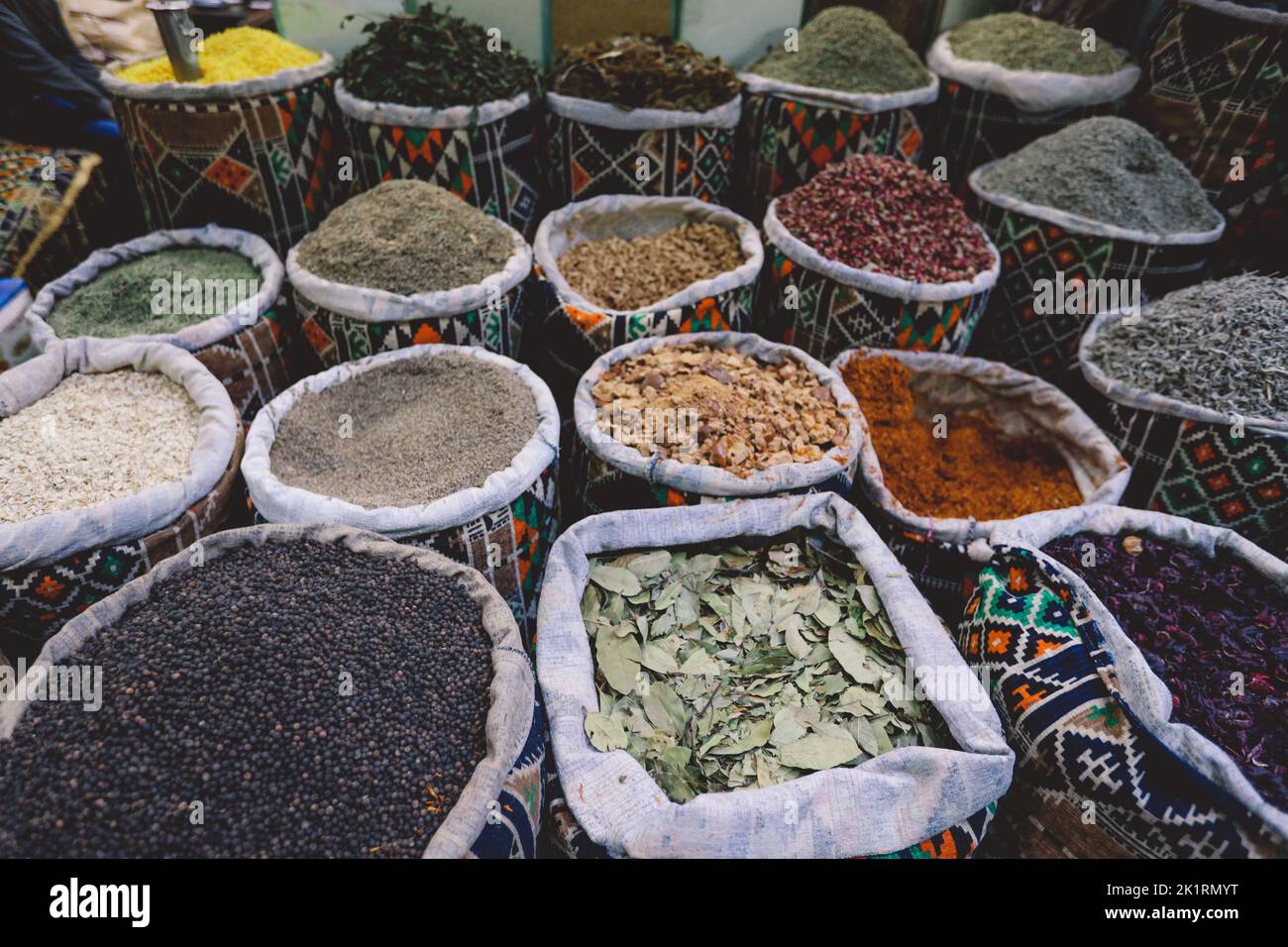 Diverses épices colorées et graines de grain sur le fameux souk Khan el-Khalili et souq (ou souk) dans le centre historique du Caire, en Égypte Banque D'Images