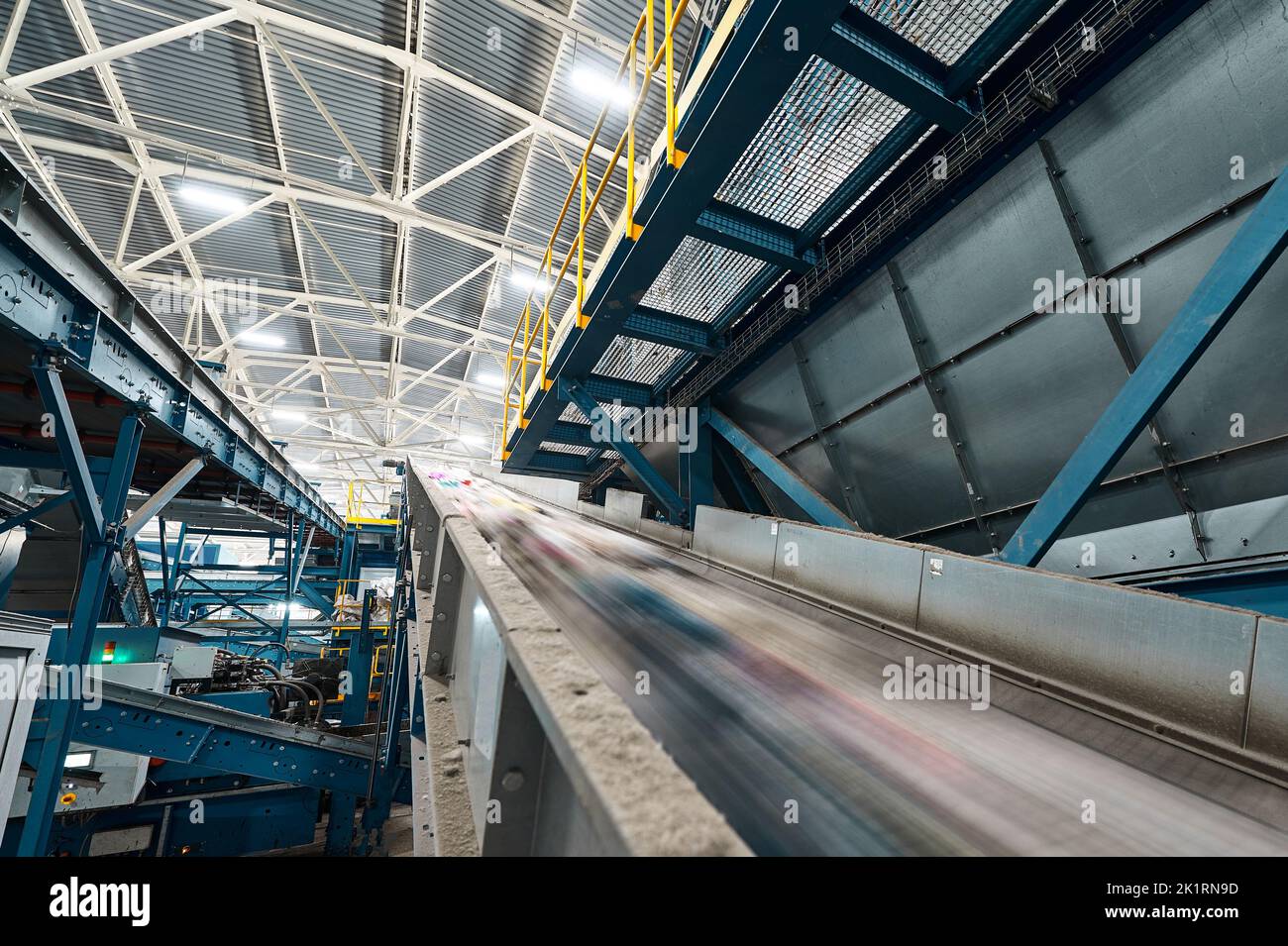 Grande usine de convoyeurs pour le tri et le traitement des déchets ménagers. Banque D'Images