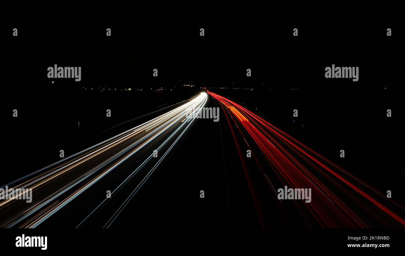 Une longue exposition d'une route avec des sentiers légers Banque D'Images