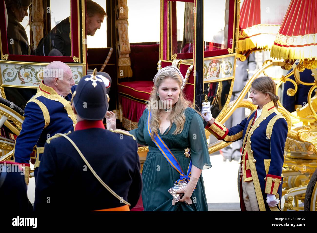Prinsjesdag 2022 Amalia 2022-09-20 13:21:54 LA HAYE - le roi Willem-Alexander, la reine Maxima et  la princesse Amalia arrivent au Koninklijke Schouwburg pour Prinsjesdag. La  princesse Amalia sera présente à Prinsjesdag pour la première fois