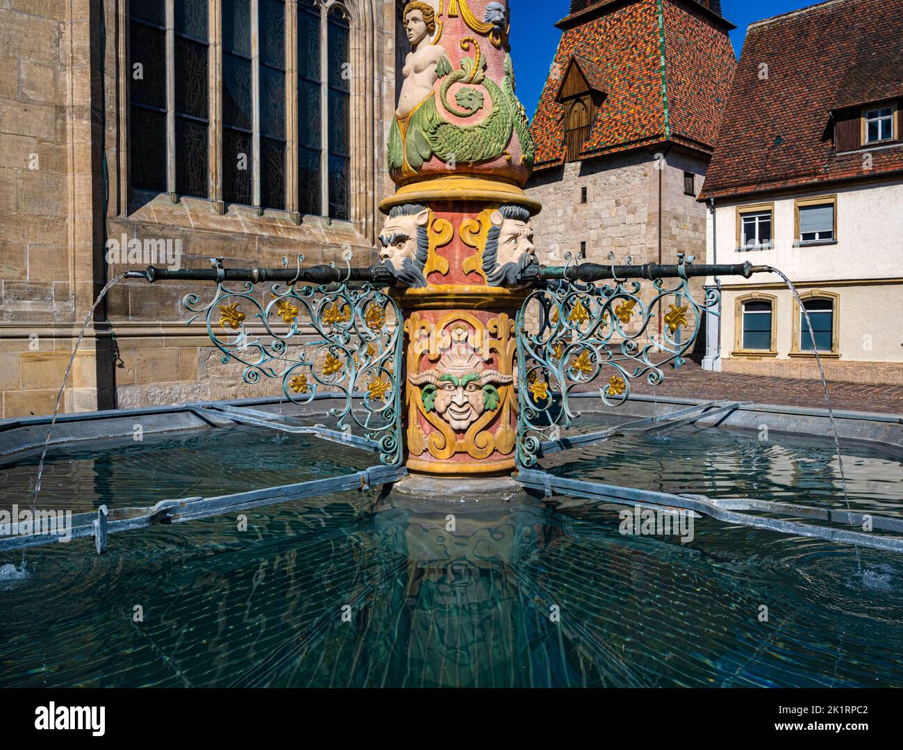 Devant la fontaine du Lion (Lowenbrunnen), à l'arrière, un détail de l'extérieur de la cathédrale Heilig-Kreuz-Muenster, Schwabisch Gmund, Baden-Wuerttem Banque D'Images