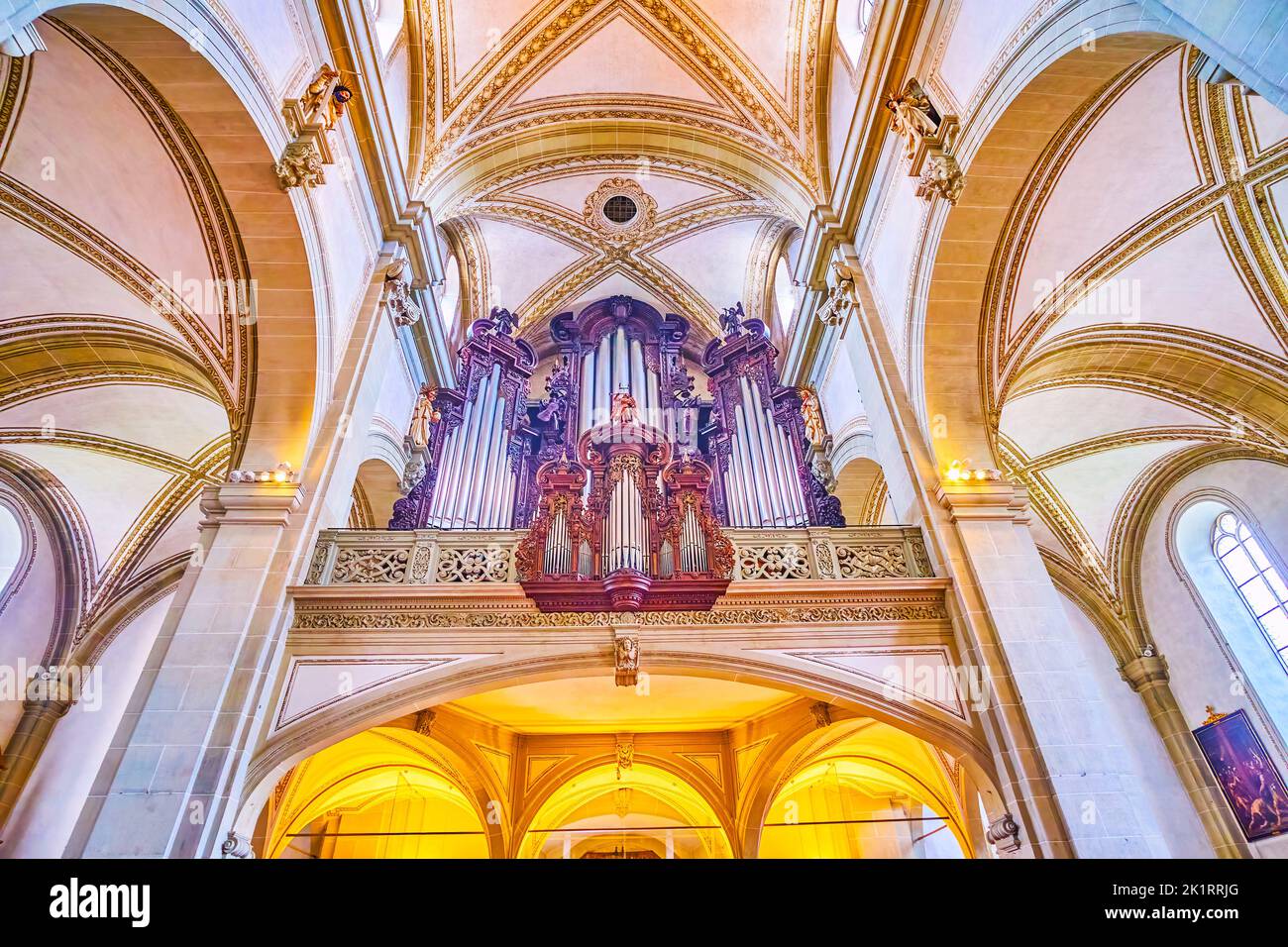 LUCERNE, SUISSE - 30 MARS 2022 : Saint l'orgue modeste sur le balcon au-dessus de l'entrée principale de l'église Saint-Léodegar, sur 30 mars à Lucerne, Banque D'Images