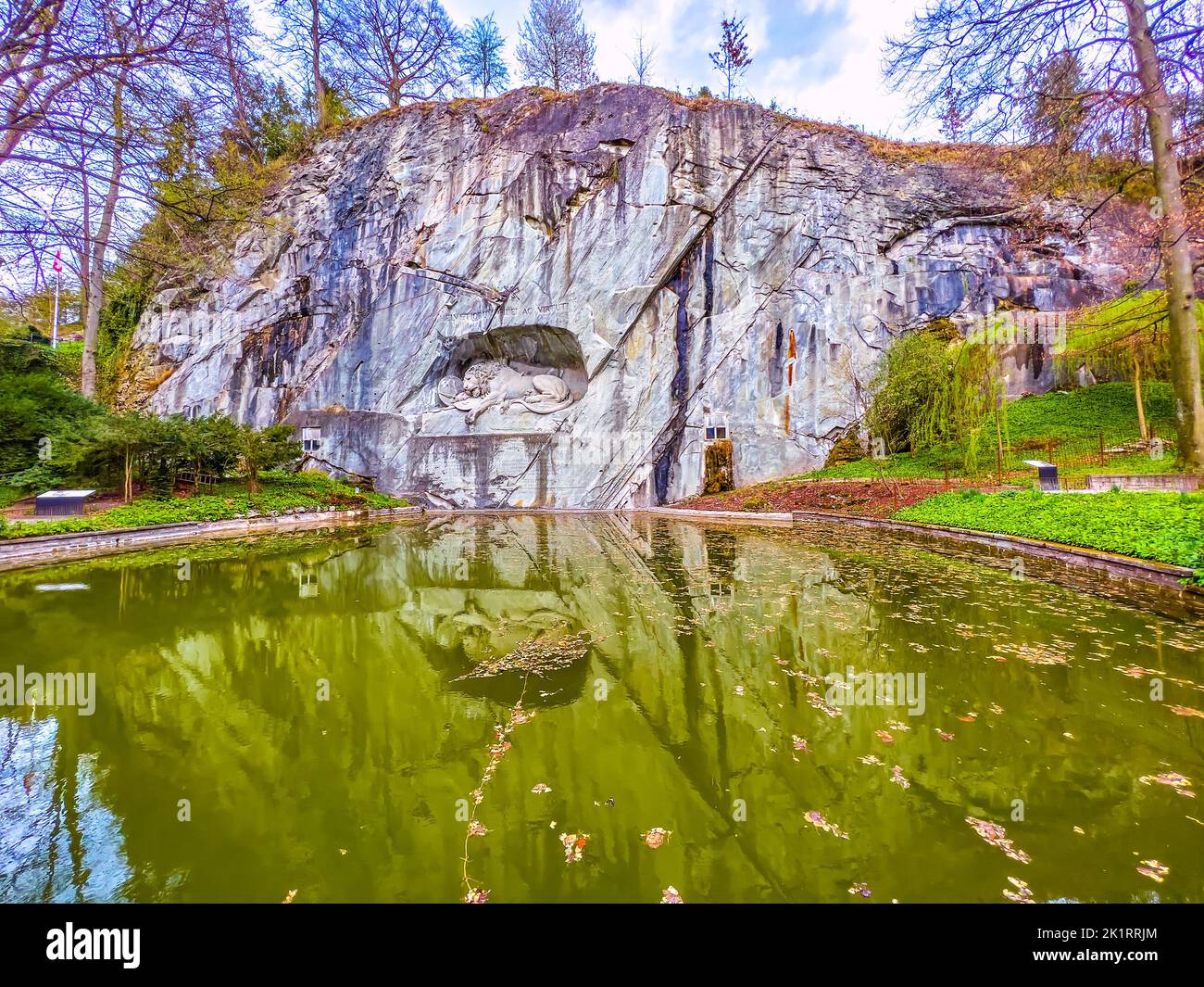 Monument en pierre du Lion de Lucerne dans le rocher avec étang commémoratif à Lucerne, Suisse Banque D'Images