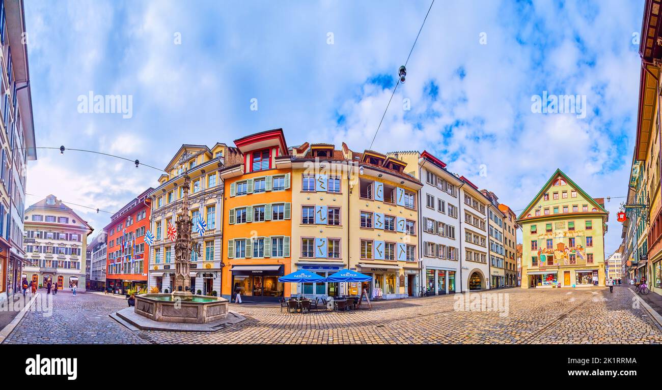 LUCERNE, SUISSE - 30 MARS 2022 : panorama des maisons médiévales de Weinmarkt, ancienne place du marché aux poissons, sur 30 mars à Lucerne, Suisse Banque D'Images