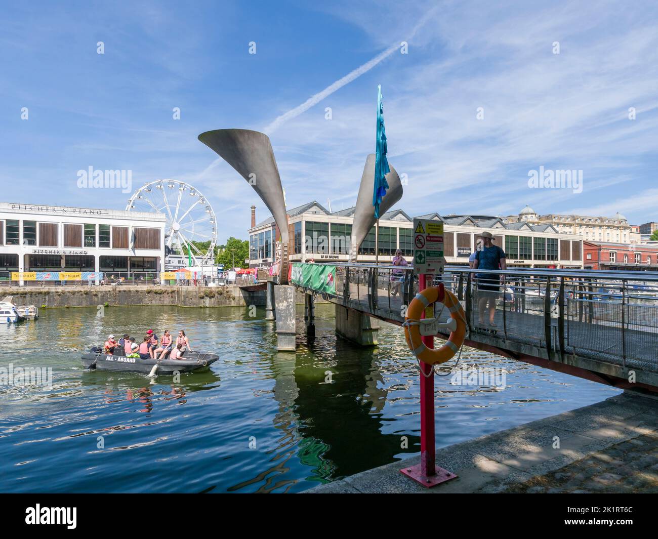 Pero’s Bridge, le pont de bascule enjambant la portée de St Augustine dans le port flottant de Bristol lors du Festival de Bristol Harbour en 2022, Angleterre, Royaume-Uni. Banque D'Images