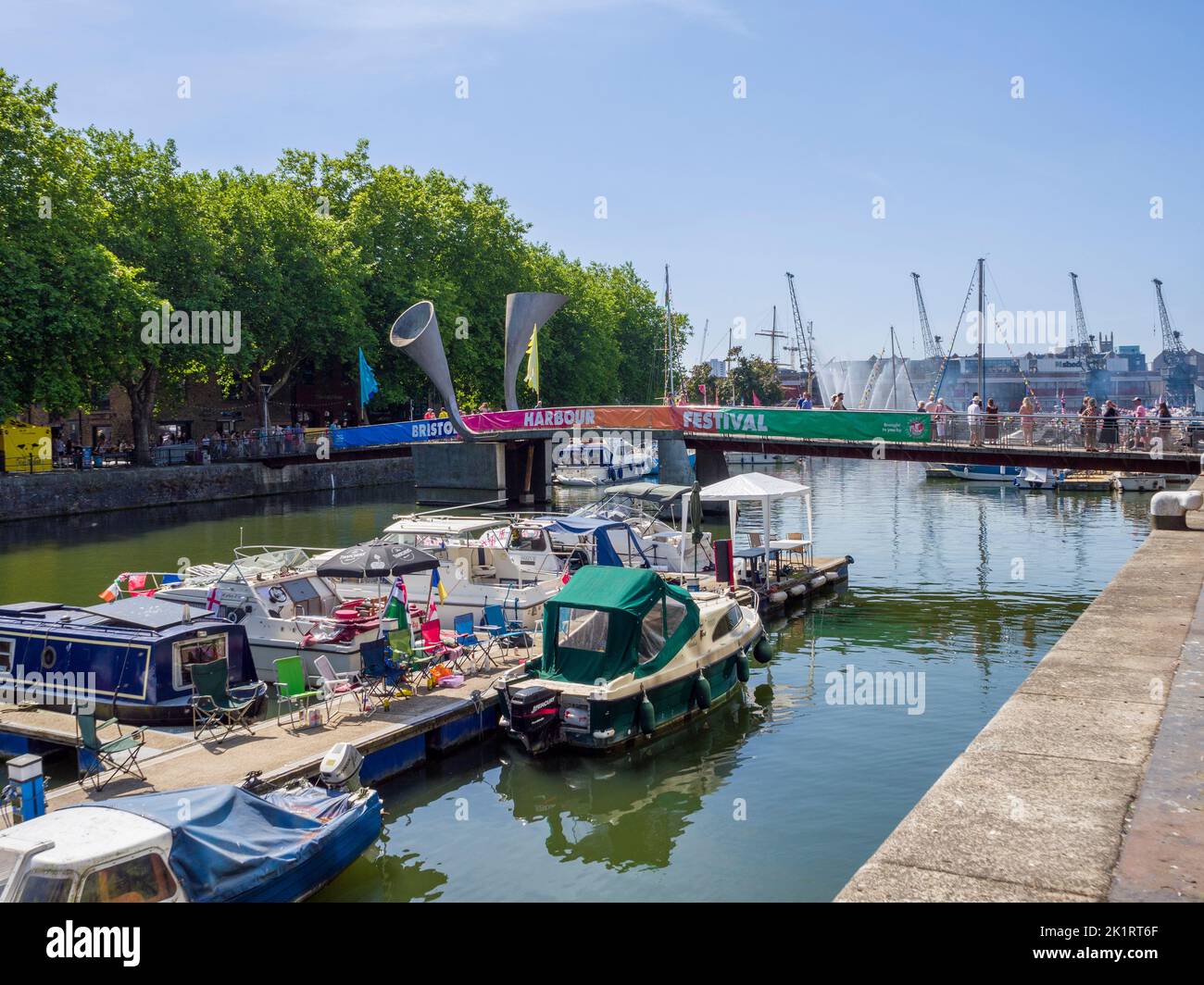 Bateaux de plaisance dans le port flottant de St Augustine à la portée du Bristol Harbour Festival à l'été 2022, Angleterre, Royaume-Uni. Banque D'Images