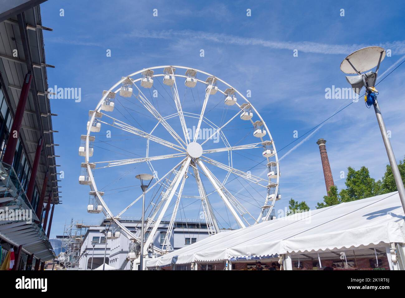 Une grande roue dans Anchor Square pendant le Bristol Harbour Festival à l'été 2022, Angleterre, Royaume-Uni. Banque D'Images