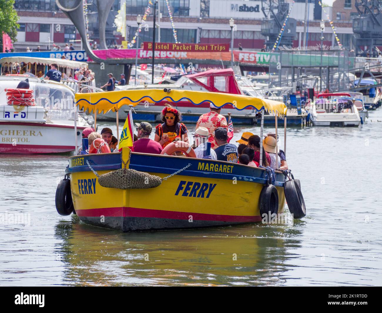 Le ferry-bus Margaret dans le port flottant de Bristol dans la ville de Bristol pendant le Festival de Bristol Harbour en 2022, Angleterre, Royaume-Uni. Banque D'Images