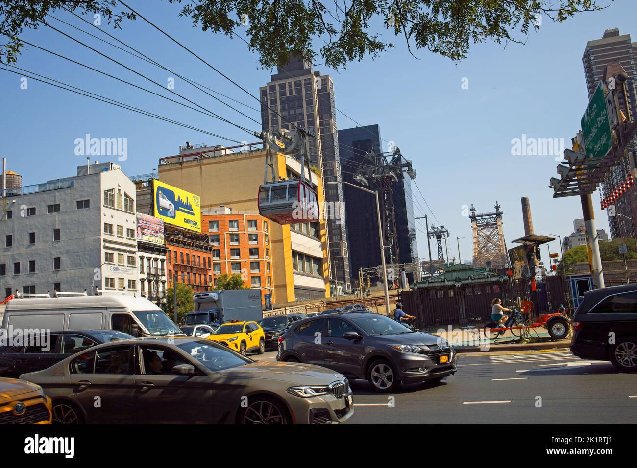 New York, NY, USA - 20 septembre 2022 : le tramway de Roosevelt Island approche du terminal de Manhattan par un beau jour d'automne Banque D'Images