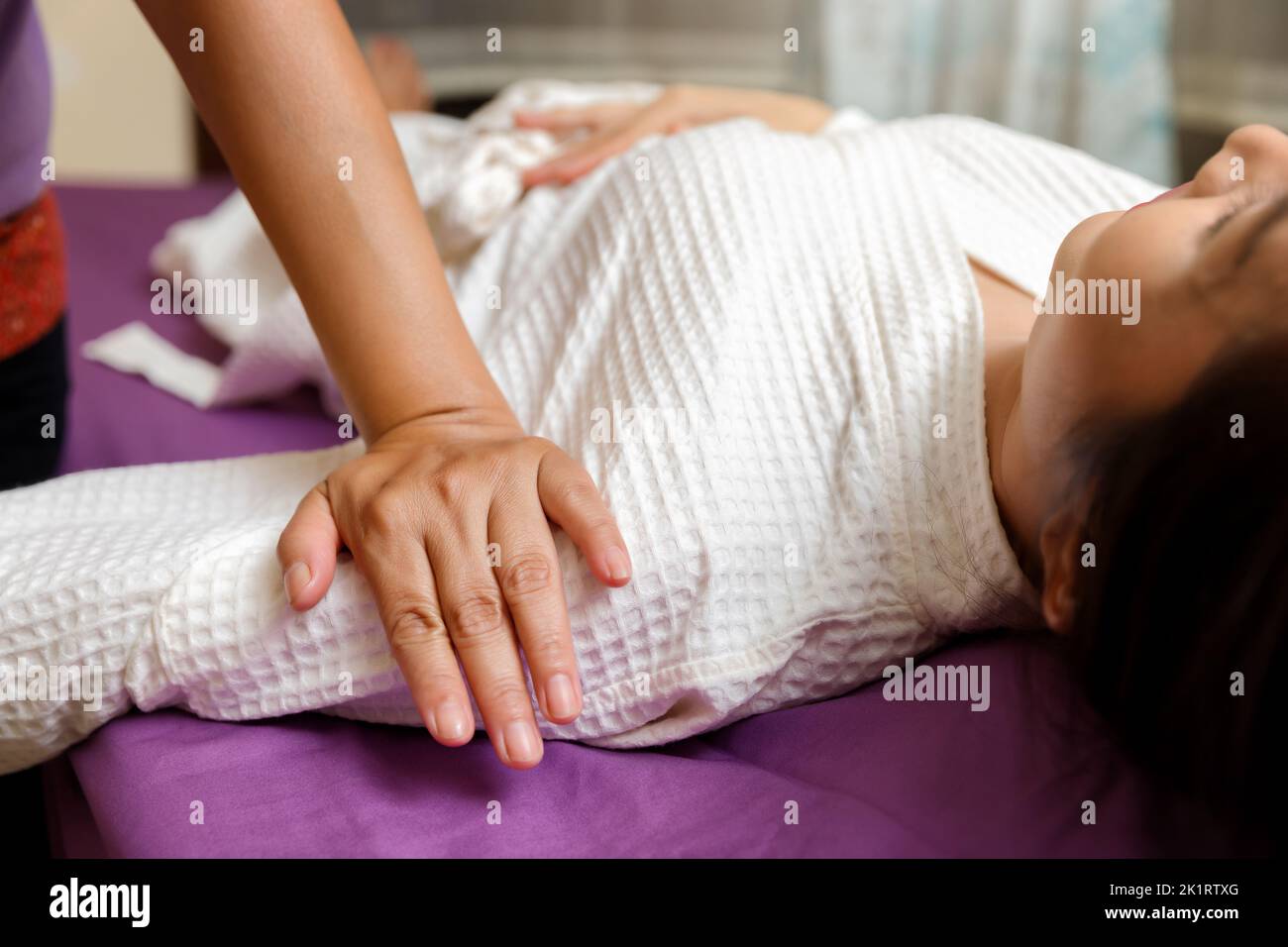 Femme recevant un service de massage des épaules de la part de la masseuse au spa et boutique de massage thaïlandais. Banque D'Images