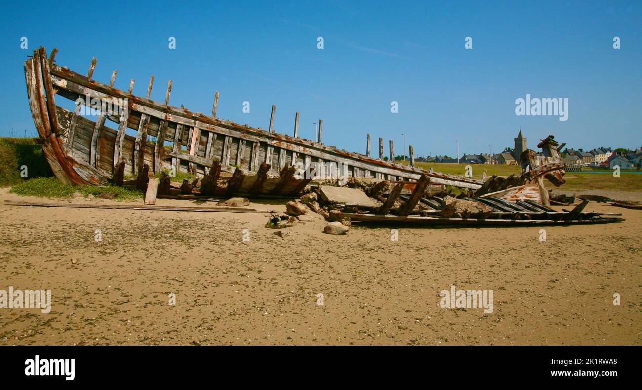 Un énorme naufrage à la station française de Port-bail sur-Mer, sur la péninsule de Cherbourg, Normandie, France, Europe Banque D'Images