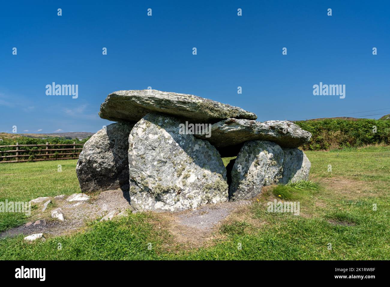 Une vue sur l'autel Wedge Tomb dolmen dans le comté de Cork de l'Irlande occidentale Banque D'Images