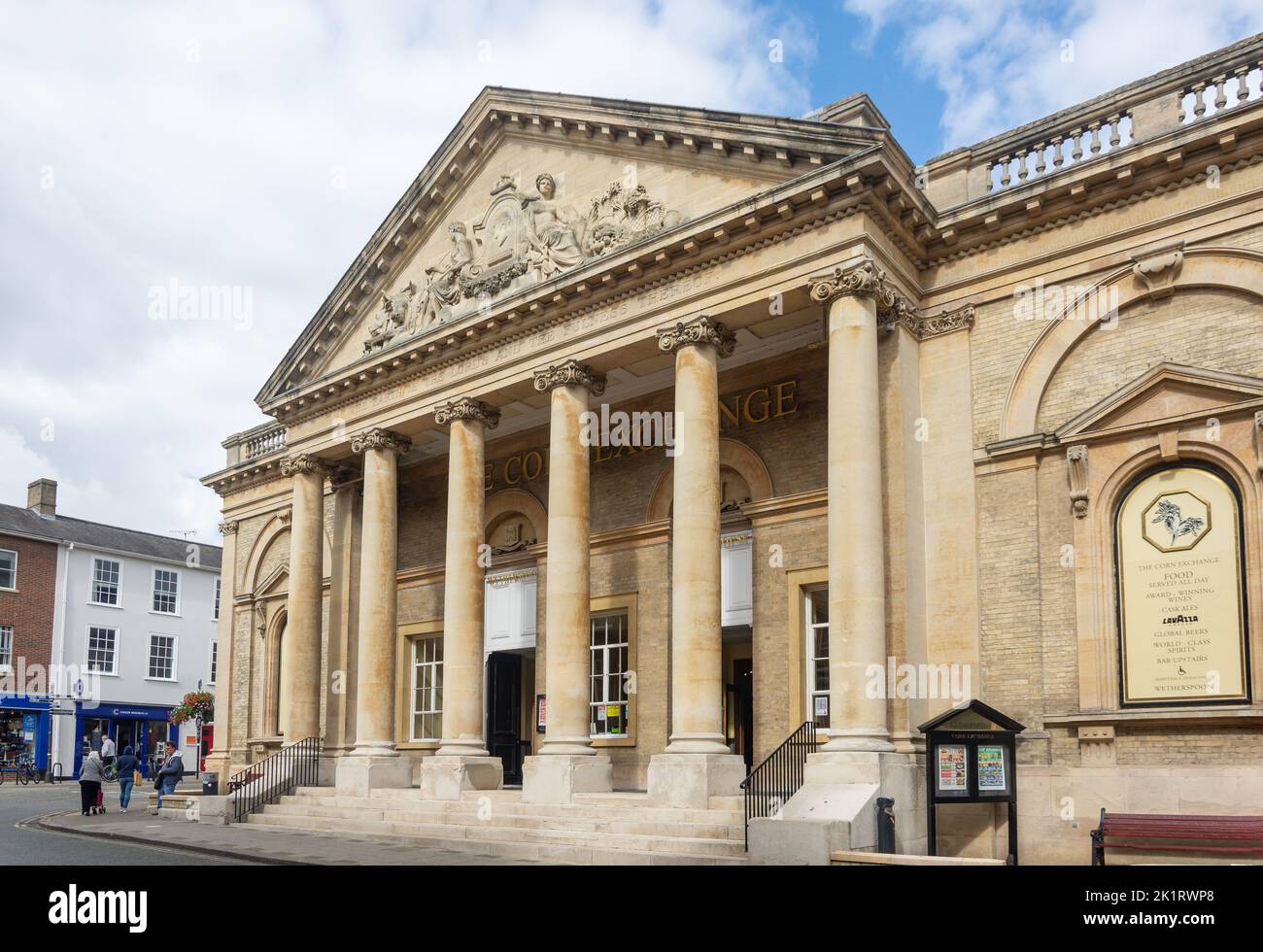 Au Wetherspoons Corn Exchange, Abbeygate Street, Bury St Edmunds, Suffolk, Angleterre, Royaume-Uni Banque D'Images