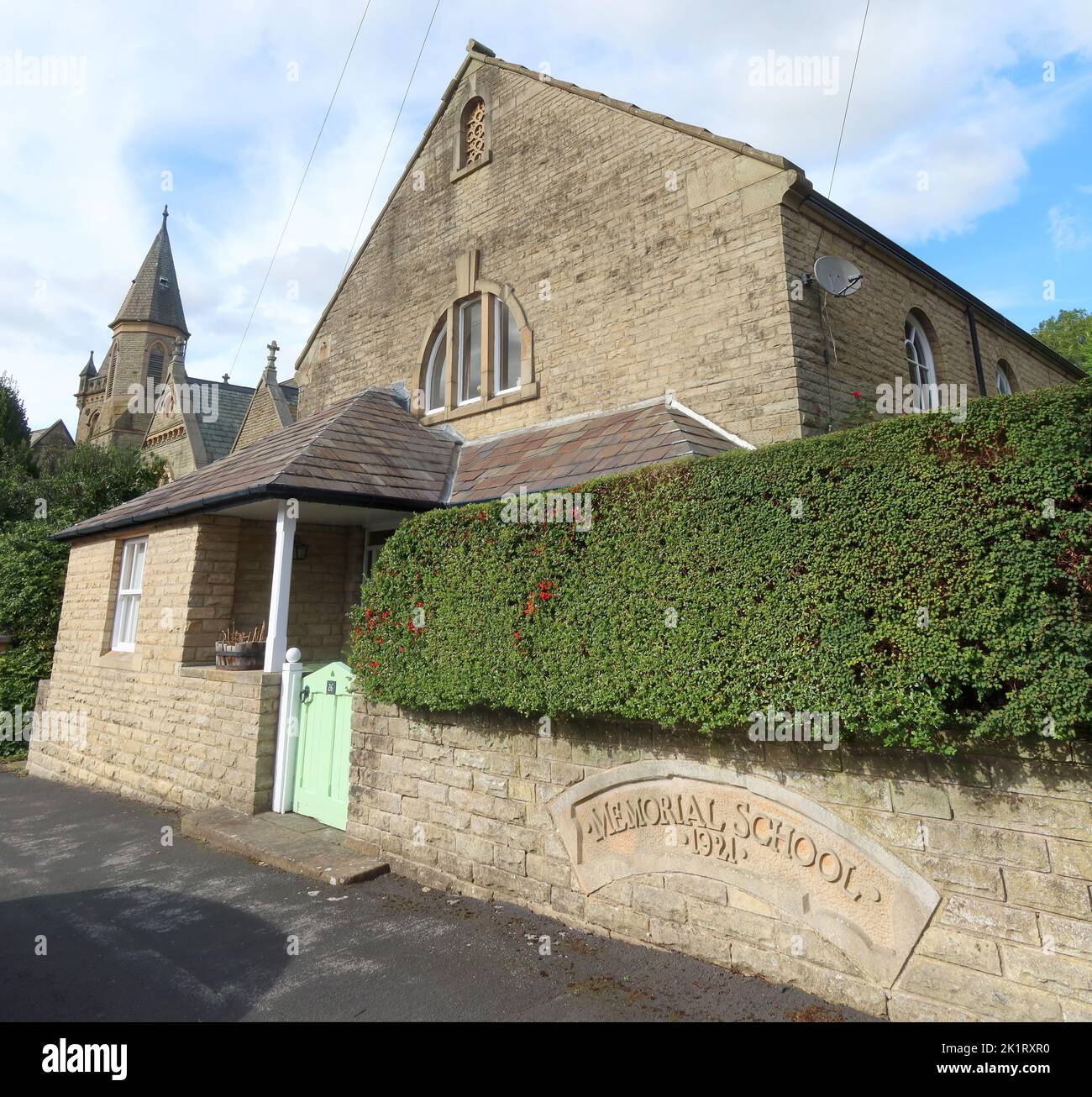 Old Memorial School, Glossop 1921, inscription en pierre, maintenant une maison familiale, Fitzalan St, Glossop, High Peak, Derbyshire, ANGLETERRE, ROYAUME-UNI, SK13 7DL Banque D'Images