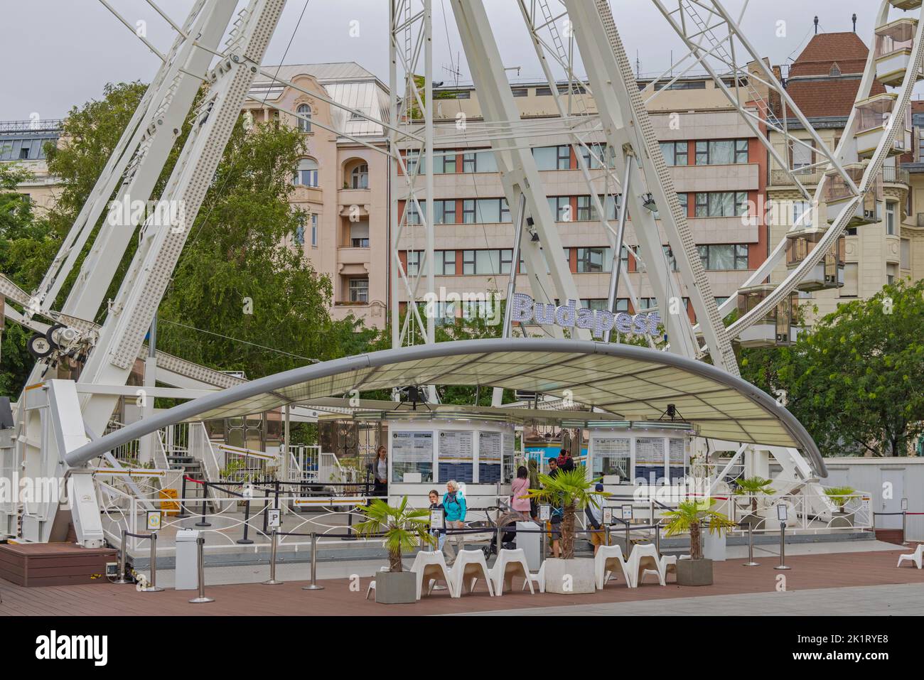 Budapest, Hongrie - 31 juillet 2022: Grande tour de grande roue blanche attraction touristique à Budapest. Banque D'Images