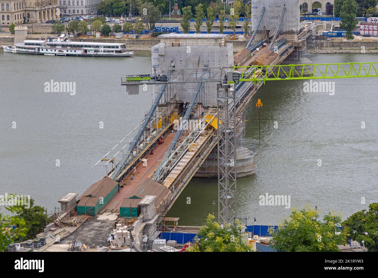 Budapest, Hongrie - 31 juillet 2022 : rénovation du pont en chaîne Szechenyi sur le Danube à l'été de la capitale. Banque D'Images
