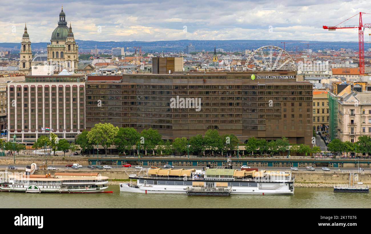 Budapest, Hongrie - 31 juillet 2022: Hôtel intercontinental sur le Danube dans la capitale hongroise, à l'occasion d'une journée d'été nuageux. Banque D'Images