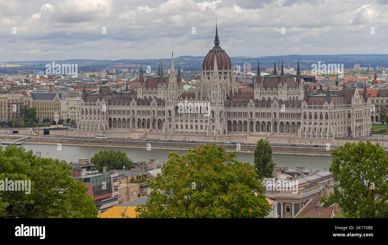 Budapest, Hongrie - 31 juillet 2022 : site d'intérêt du Parlement hongrois sur le Danube dans la capitale Journée d'été. Banque D'Images