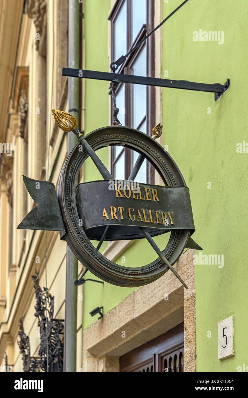Budapest, Hongrie - 31 juillet 2022: Koller Galerie d'art pinceau dans cadre ovale panneau près du quartier du château de Buda. Banque D'Images