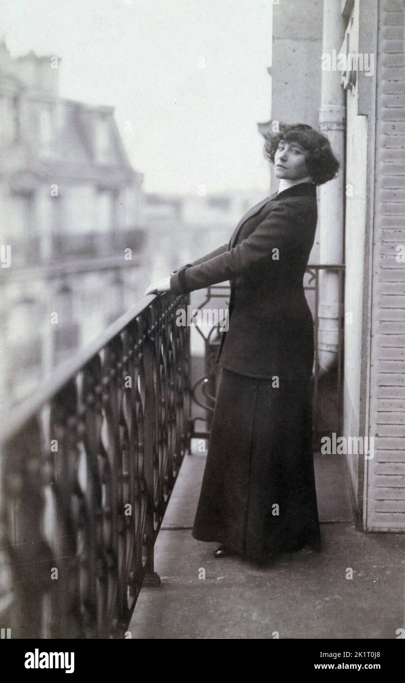 Colette (1873-1954) sur son balcon. Musée : COLLECTION PRIVÉE. Auteur: ANONYME. Banque D'Images