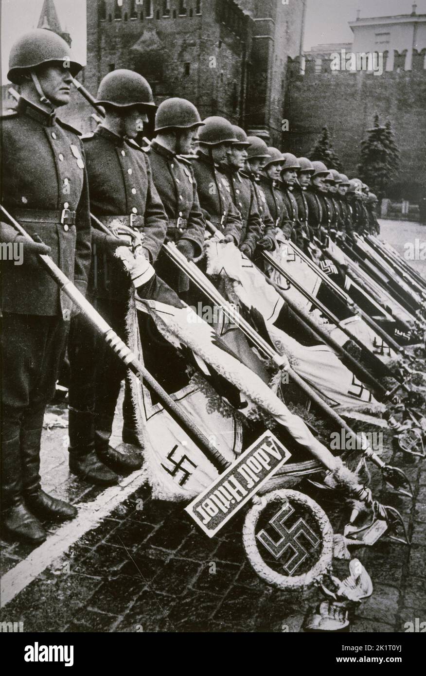 Défilé de la victoire : les soldats soviétiques portent les normes des armées allemandes déchue. Musée : COLLECTION PRIVÉE. Auteur: Yevgeny Khaldei. Banque D'Images