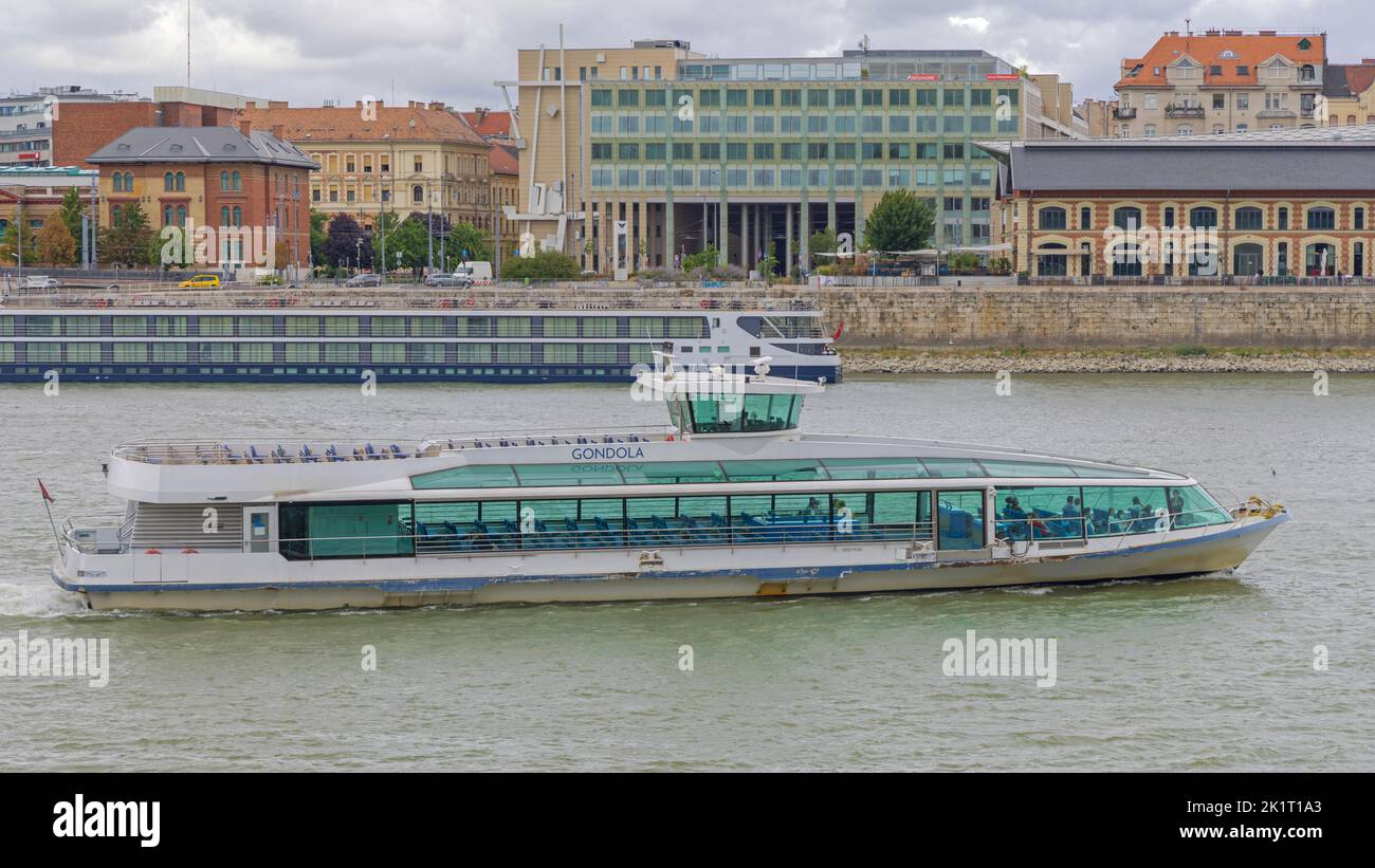 Budapest, Hongrie - 31 juillet 2022 : croisière panoramique en gondole à bord d'un bateau touristique sur le Danube le jour d'été. Banque D'Images
