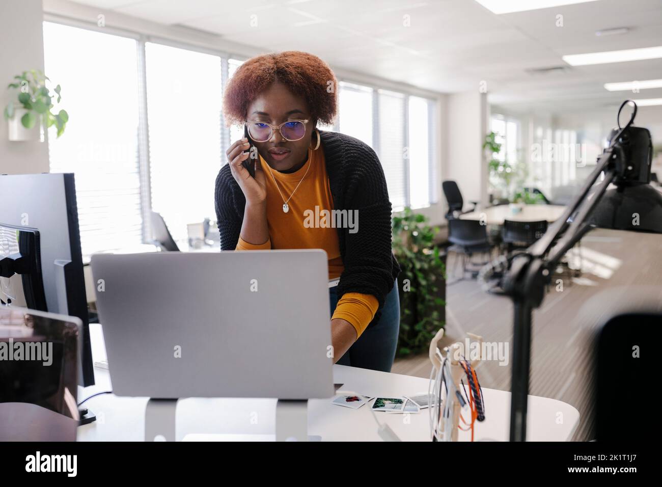 Jeune femme d'affaires utilisant un ordinateur portable, travaillant au bureau Banque D'Images