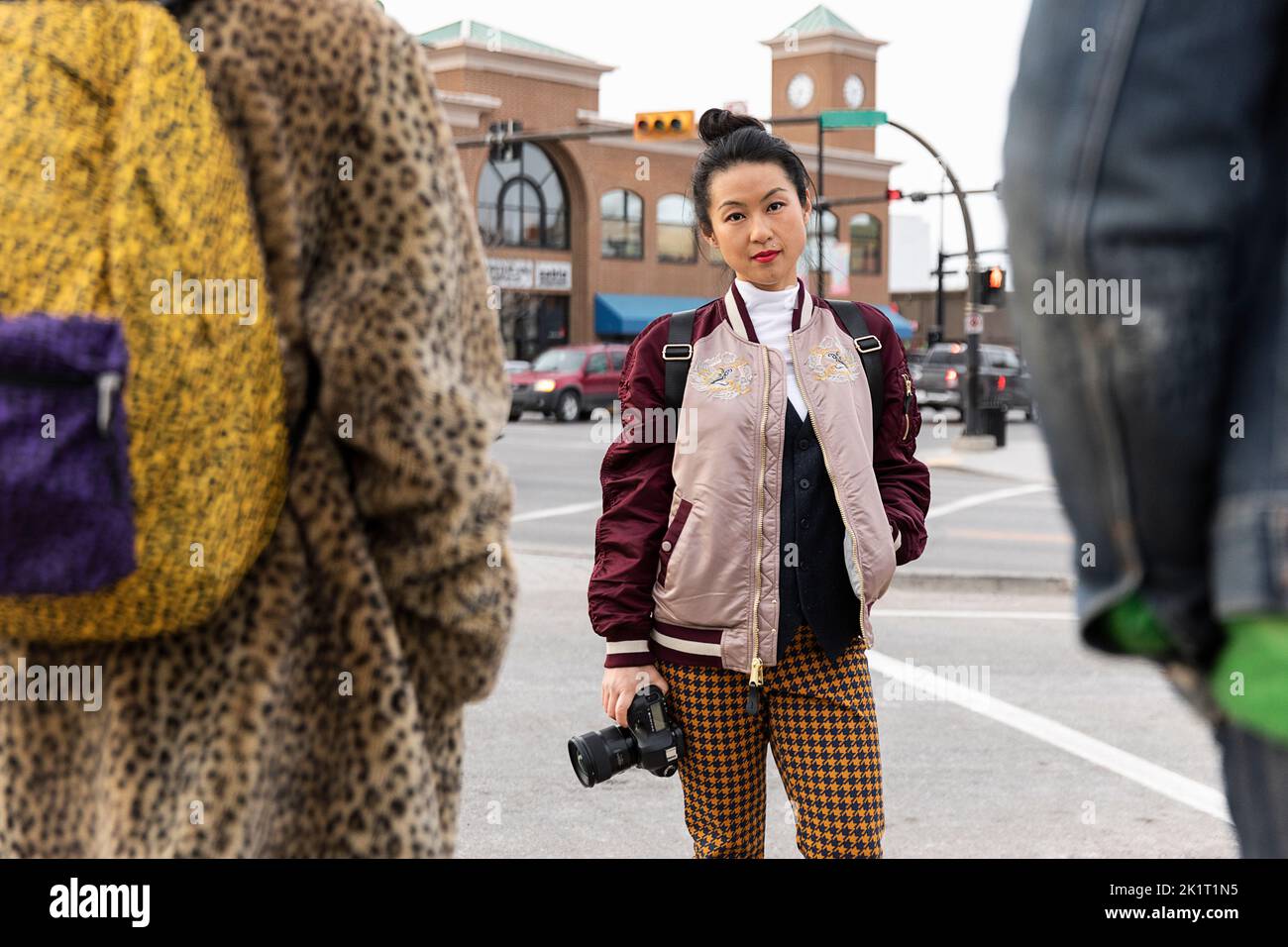 Portrait confiante touriste féminine avec appareil photo numérique au coin de la rue Banque D'Images