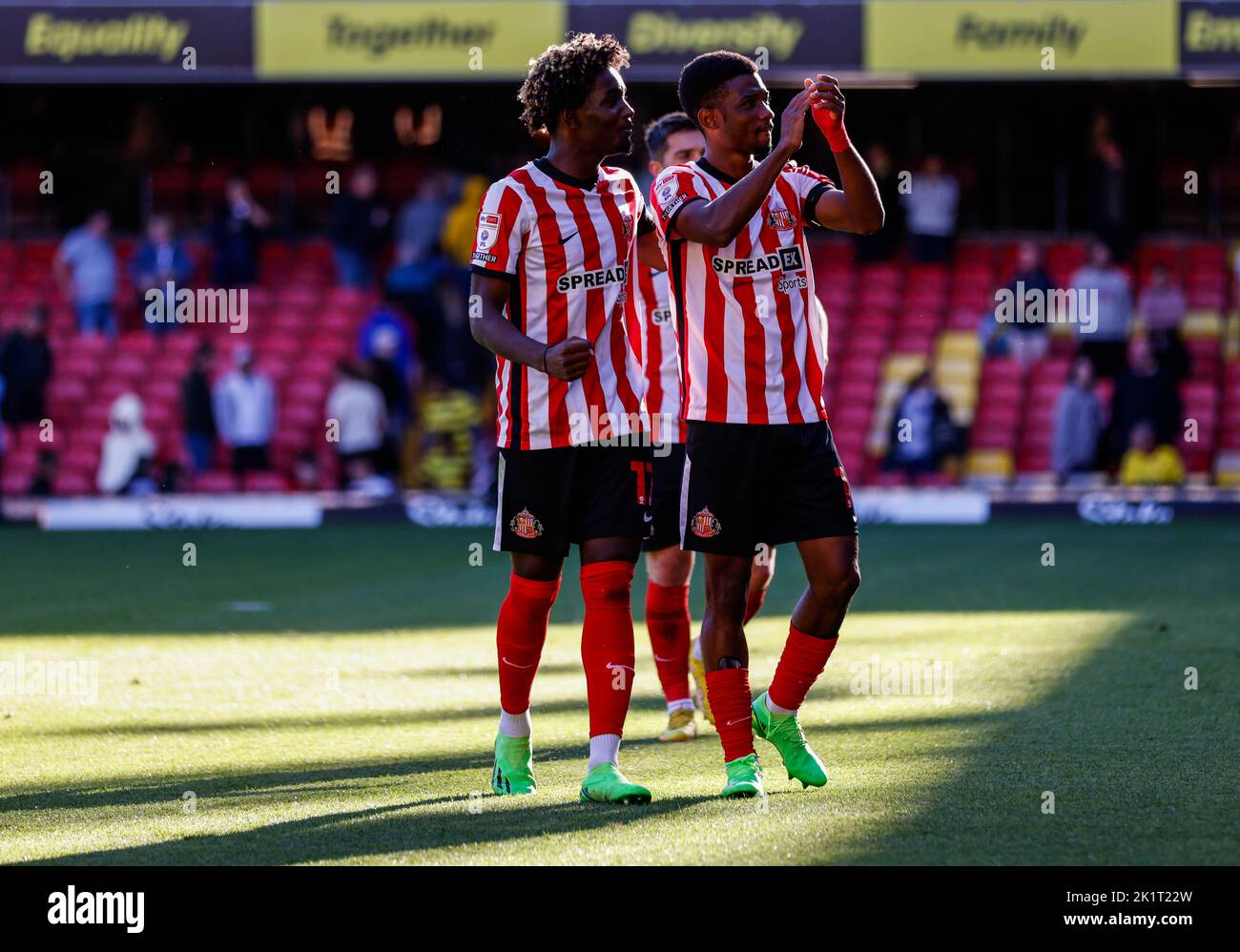 Abdoullah Ba de Sunderland et Amad Diallo applaudissent les fans à la suite du match du championnat Sky Bet à Vicarage Road, Watford. Date de la photo: Samedi 17 septembre 2022. Banque D'Images