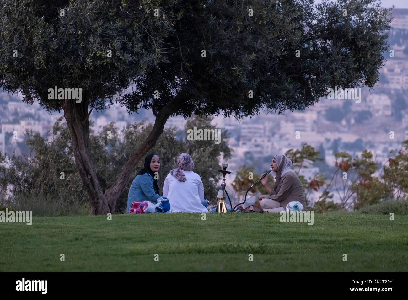 Les femmes palestiniennes fument du tuyau de narguilé au parc sous la Promenade Tayelet Haas à Armon Hanatziv à Jérusalem Israël Banque D'Images