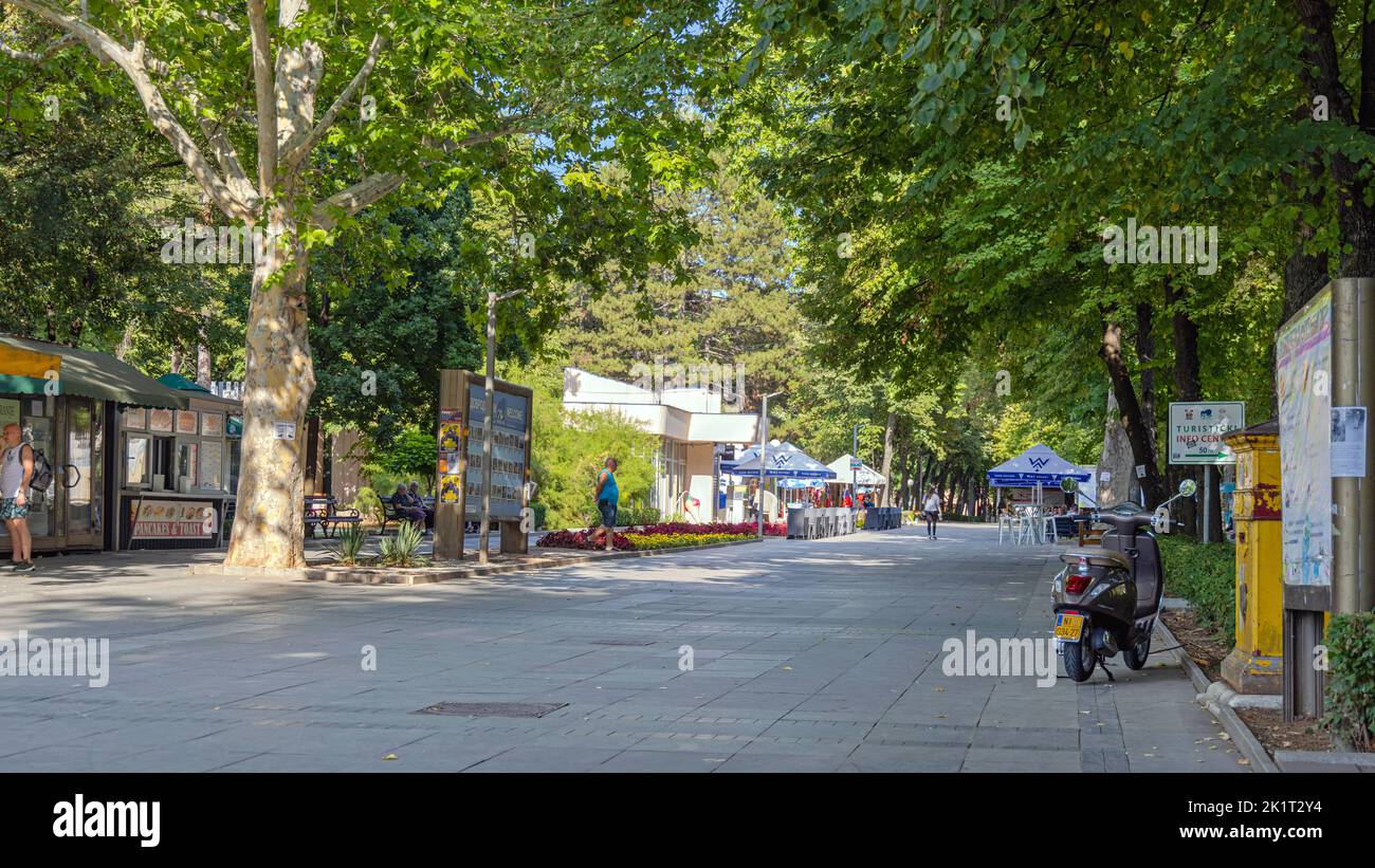 NIS, Serbie - 04 août 2022: Promenade de rue à pied au centre de spa Niska Banja Parc du sud de la Serbie jour d'été. Banque D'Images