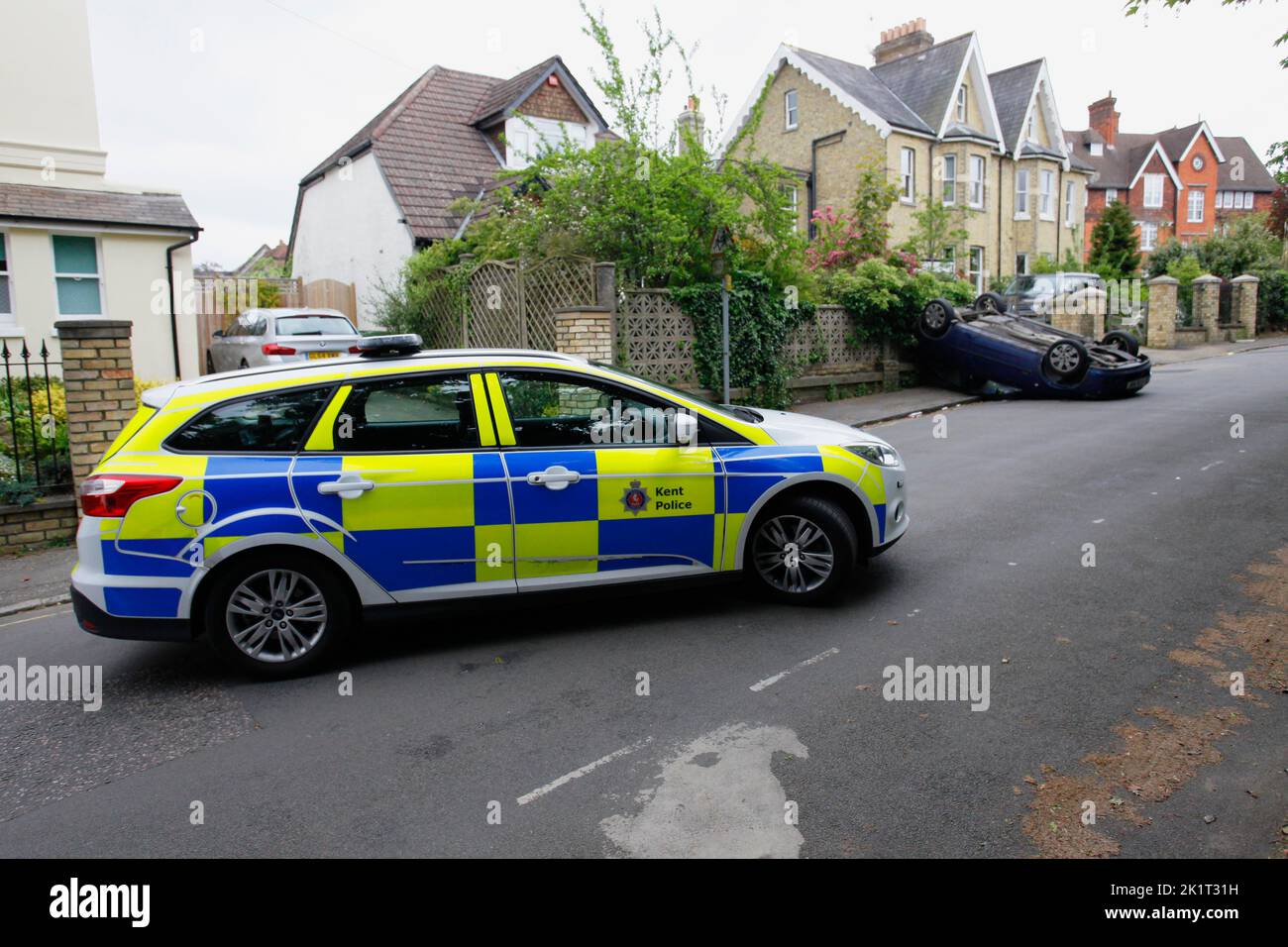 Transport, route, voitures, accident de la route, voiture renversé dans la rue urbaine. Banque D'Images