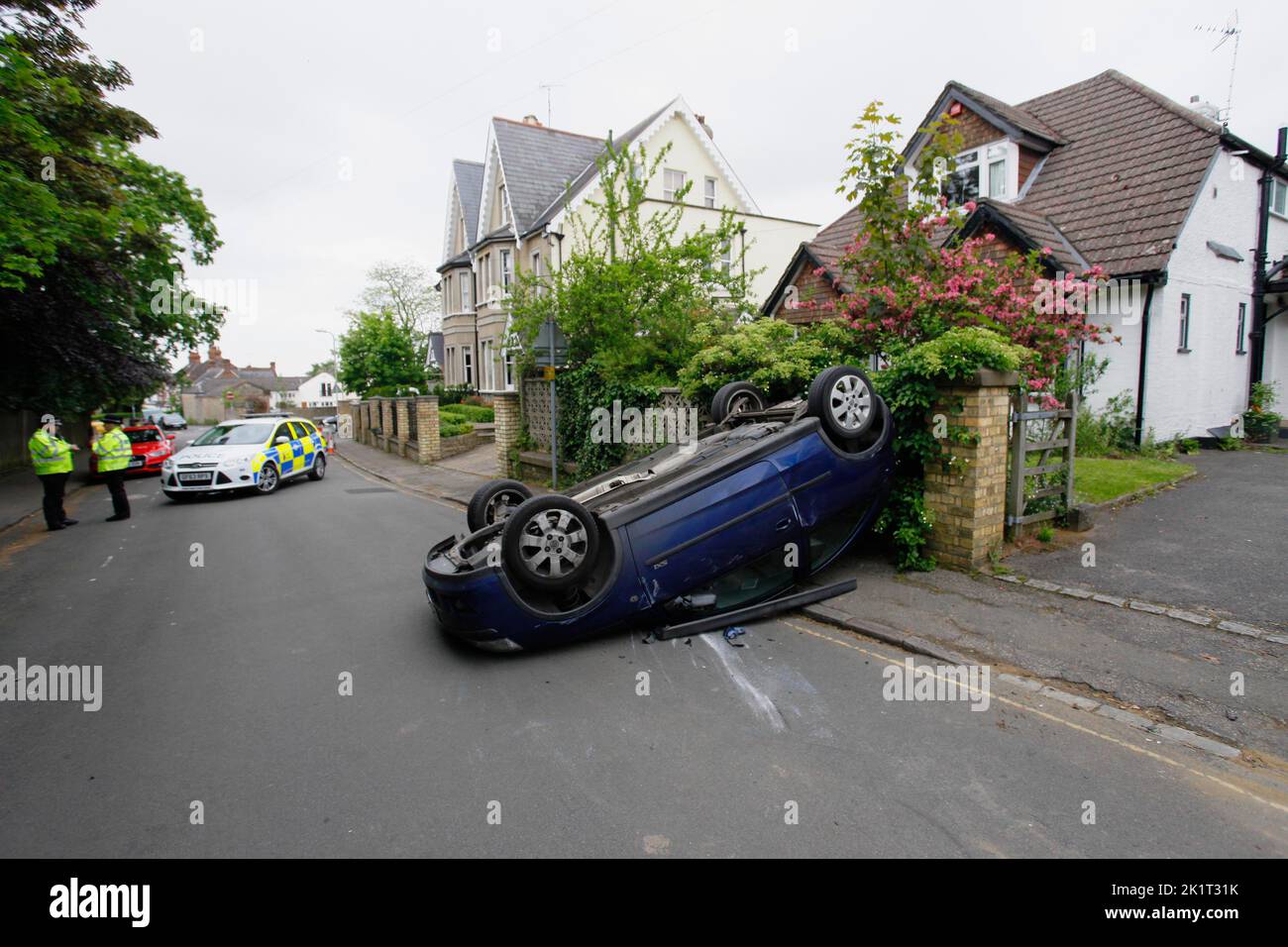 Transport, route, voitures, accident de la route, voiture renversé dans la rue urbaine. Banque D'Images