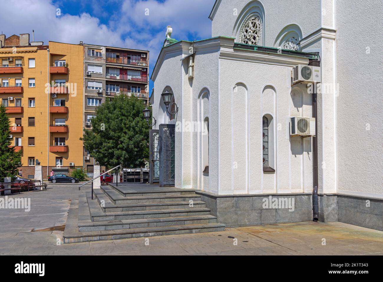 Belgrade, Serbie - 03 septembre 2022 : Église orthodoxe serbe Saint-Sava ancien bâtiment le jour de l'été. Banque D'Images