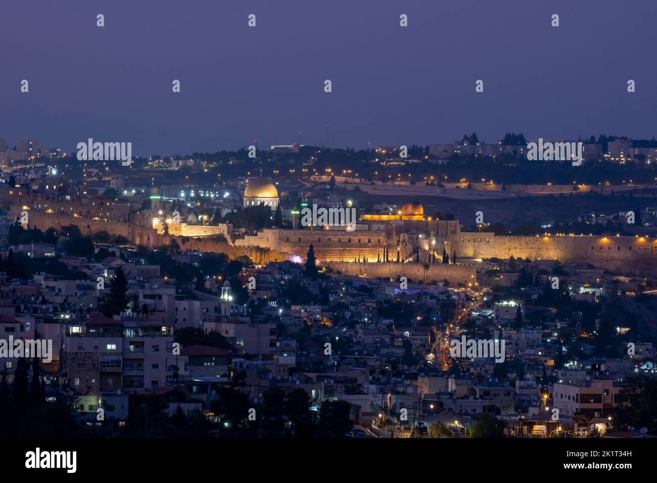 Vue au crépuscule du Dôme du Rocher et de la Mosquée Al-Aksa construite au sommet du Mont du Temple, connue sous le nom de la Compounde Al Aqsa ou Haram esh-Sharif dans le quartier palestinien de Silwan, à Jérusalem-est, en Israël Banque D'Images