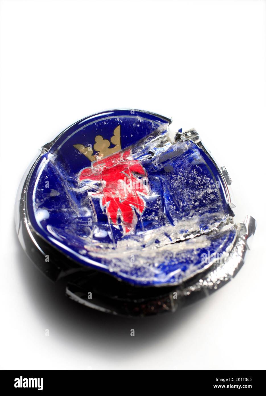 Un emblème Saab automobile AB détruit. Banque D'Images