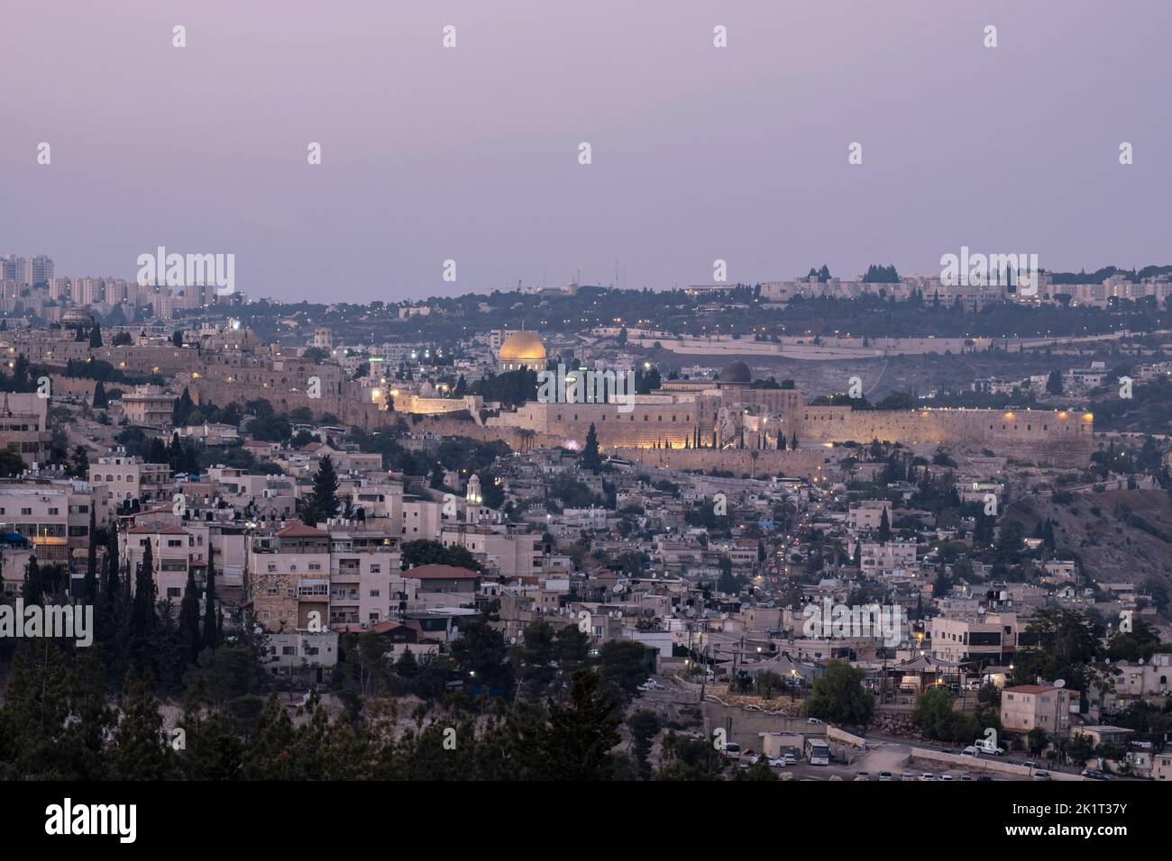 Vue au crépuscule du Dôme du Rocher et de la Mosquée Al-Aksa construite au sommet du Mont du Temple, connue sous le nom de la Compounde Al Aqsa ou Haram esh-Sharif dans le quartier palestinien de Silwan, à Jérusalem-est, en Israël Banque D'Images