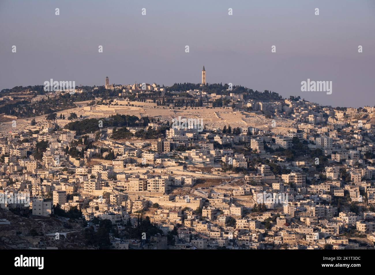 Vue sur le mont des oliviers à travers les quartiers palestiniens de Ras al-Amud et Silwan à Jérusalem-est, Israël Banque D'Images
