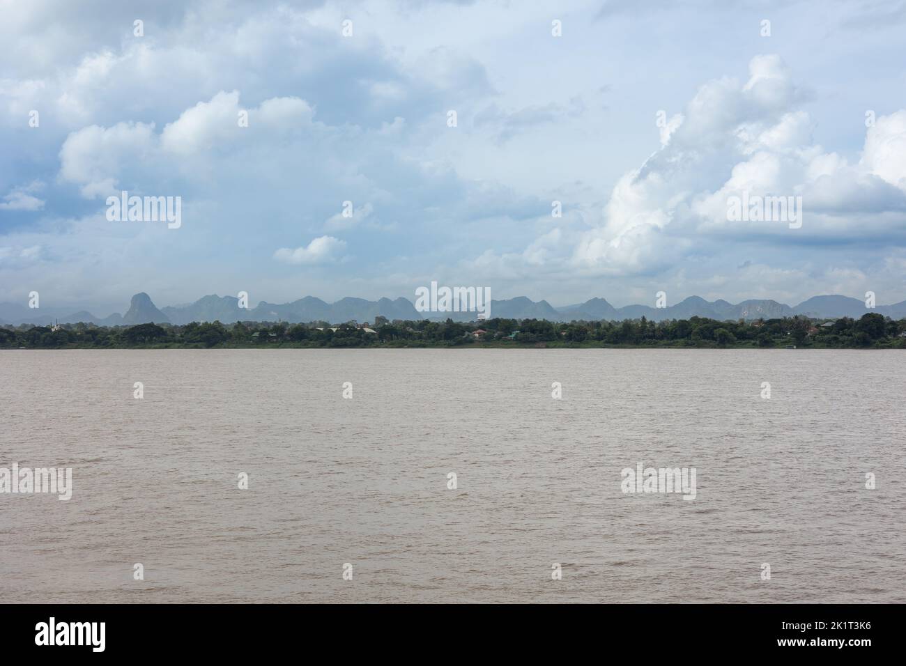 Belle grande et large fleuve Mékong en Asie du Sud-est, vue sur la rivière Mae Khong partagée entre la frontière thaï laotienne paysage Banque D'Images