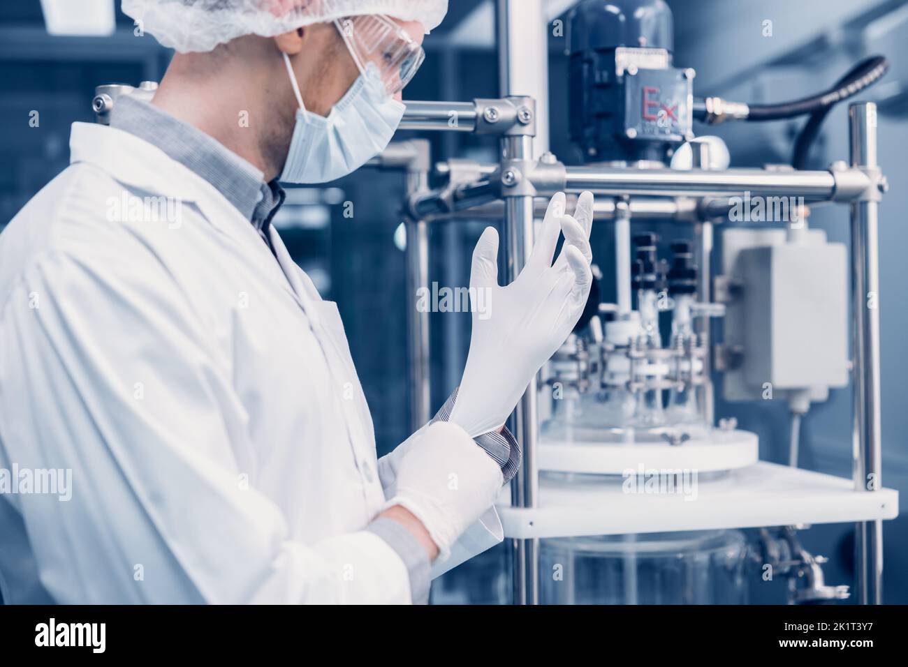 Laboratoire scientifique personnel médical de l'usine travail sécurité porter des gants en caoutchouc travail avec danger chimique dans les usines de laboratoire processus Banque D'Images
