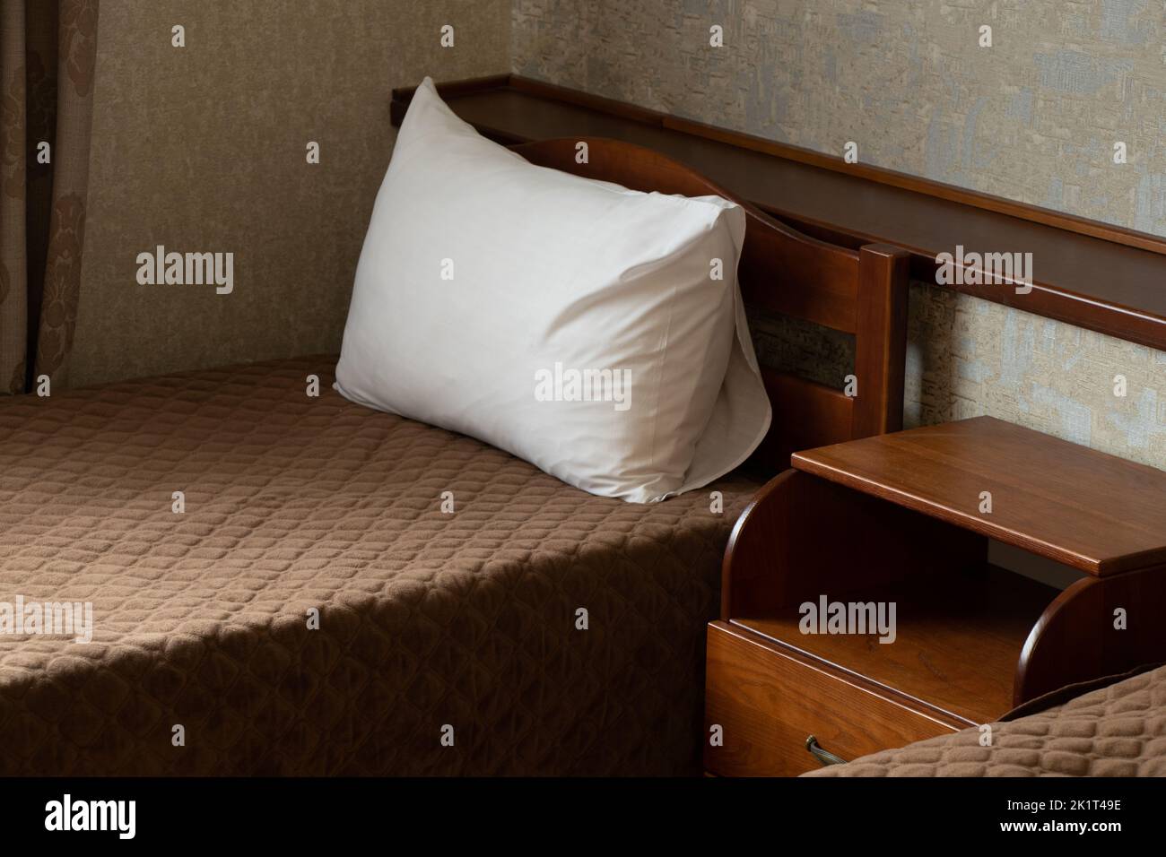 Deux lits simples et une table de chevet avec tiroirs dans la chambre, la chambre, l'appartement et l'intérieur, table de chevet Banque D'Images