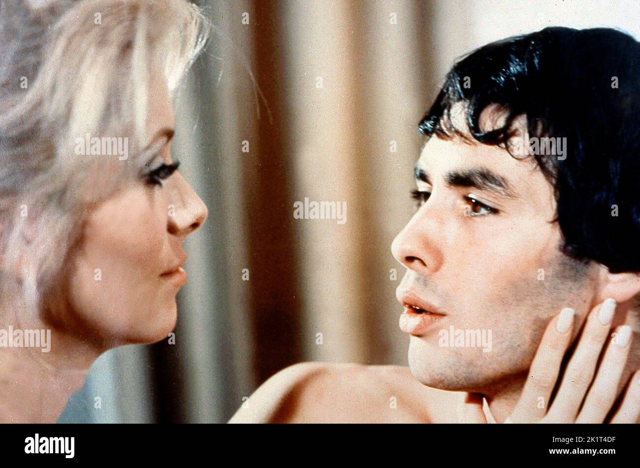 CATHERINE DENEUVE et PIERRE CLEMENTI dans BELLE DE JOUR (1967), dirigé par LUIS BUÑUEL. Crédit: PARIS FILM/CINQ FILM / Album Banque D'Images