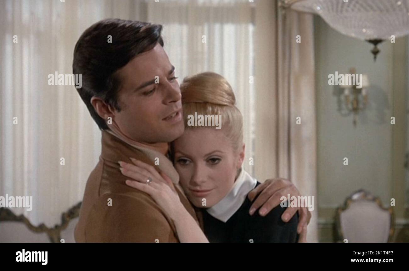 CATHERINE DENEUVE et JEAN SOREL dans BELLE DE JOUR (1967), dirigé par LUIS BUÑUEL. Crédit: PARIS FILM/CINQ FILM / Album Banque D'Images
