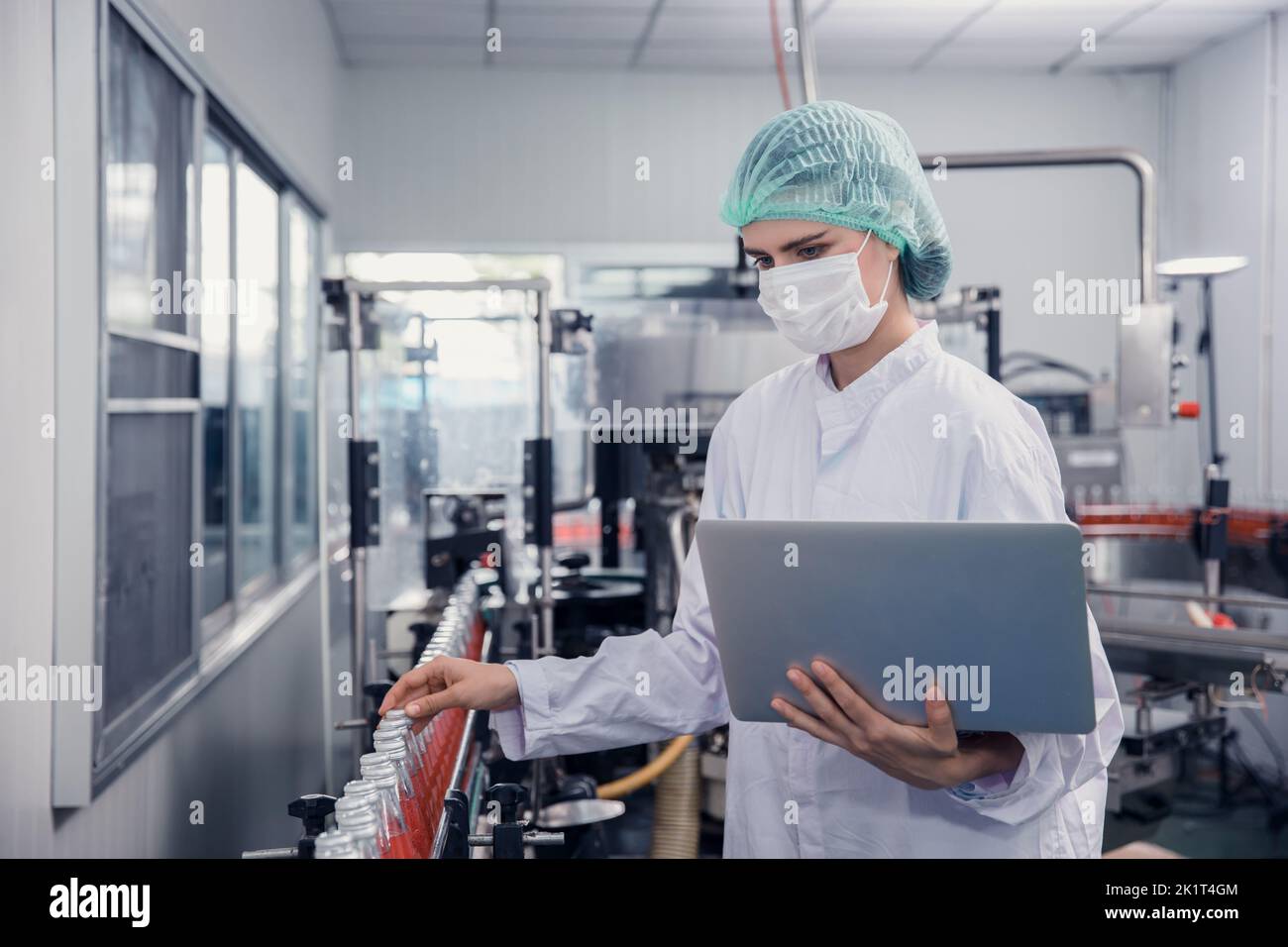 personnel de l'industrie agroalimentaire travaillant sur la chaîne de production du tapis convoyeur dans une usine de boissons avec une zone propre et hygiénique. Banque D'Images