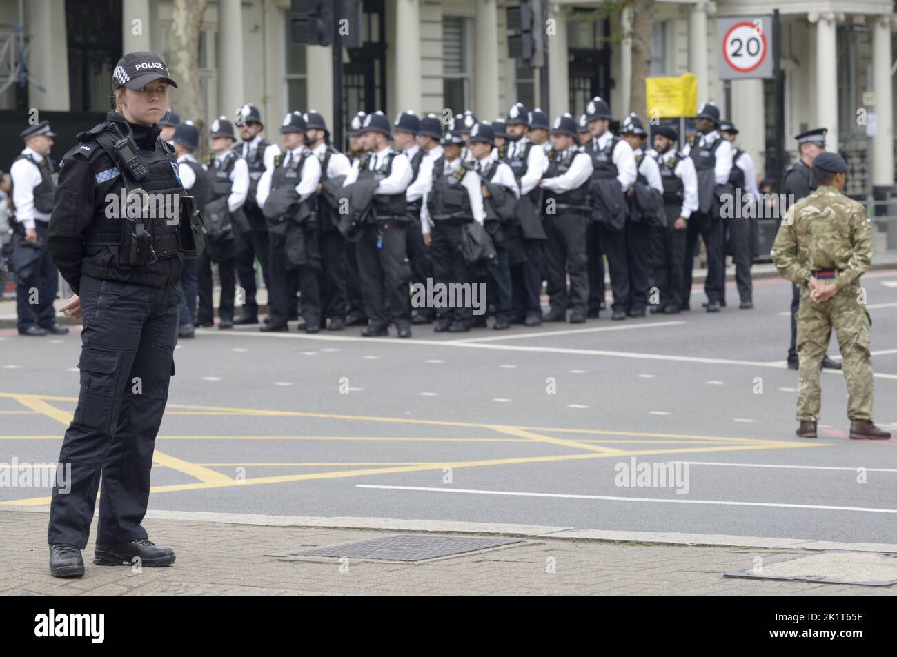 Londres, Royaume-Uni. Le jour du funérailles d'État de la reine Elizabeth II Les policiers s'organisent au croisement de Queen's Gate et Cromwell Road. 1 Banque D'Images