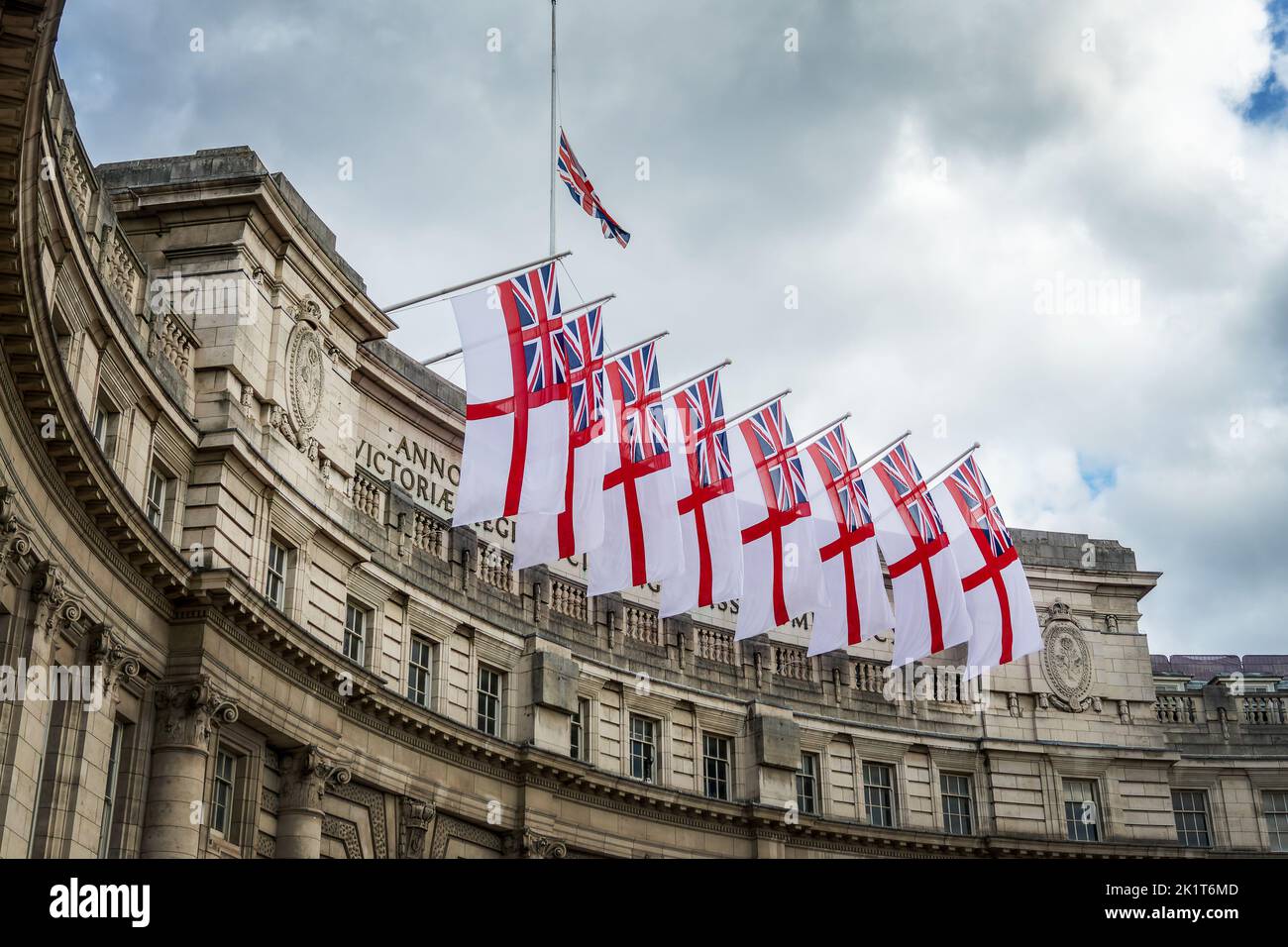 Drapeaux britanniques à l'Admiralty Arch pendant les funérailles de la reine Elizabeth II à Londres, Royaume-Uni Banque D'Images