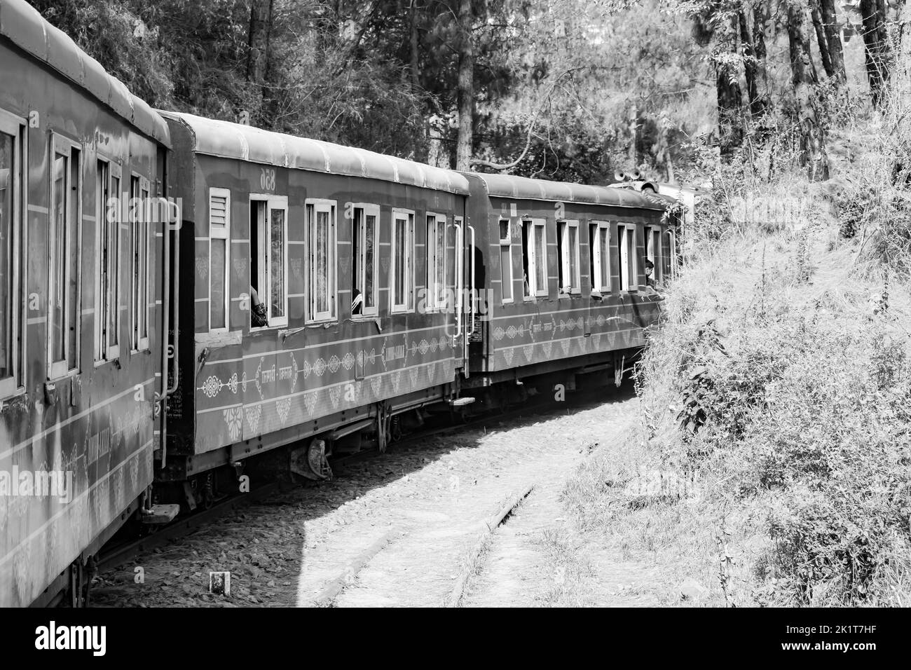 Toy train se déplaçant sur la pente de montagne, belle vue, un côté montagne, un côté vallée se déplaçant sur le chemin de fer à la colline, parmi la forêt naturelle verte.Toy t Banque D'Images