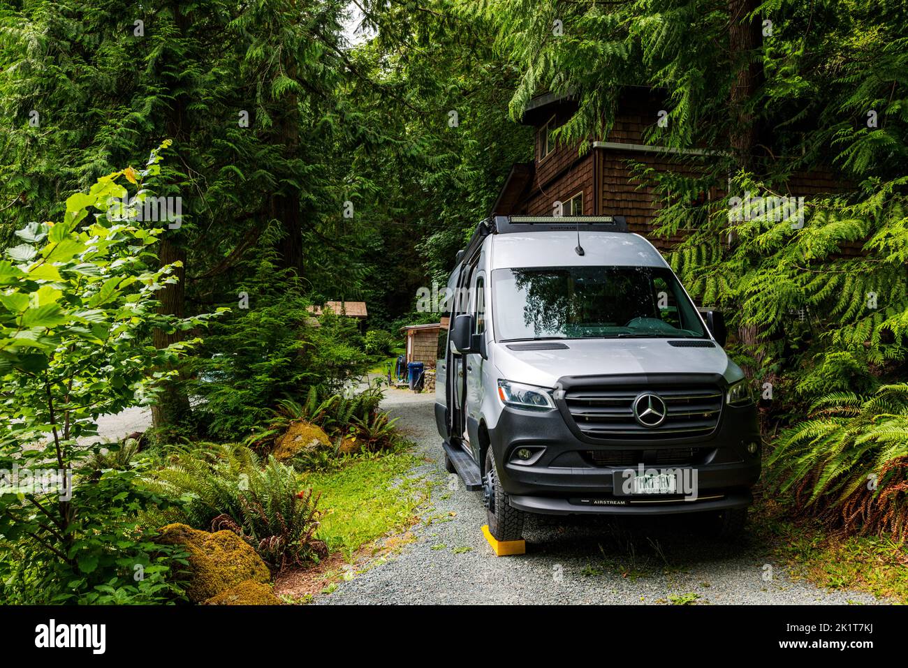 Airstream Interstate 24X 4WD campervan; camping à la résidence privée; Fidalgo Island; Anacortes; Washington: États-Unis Banque D'Images