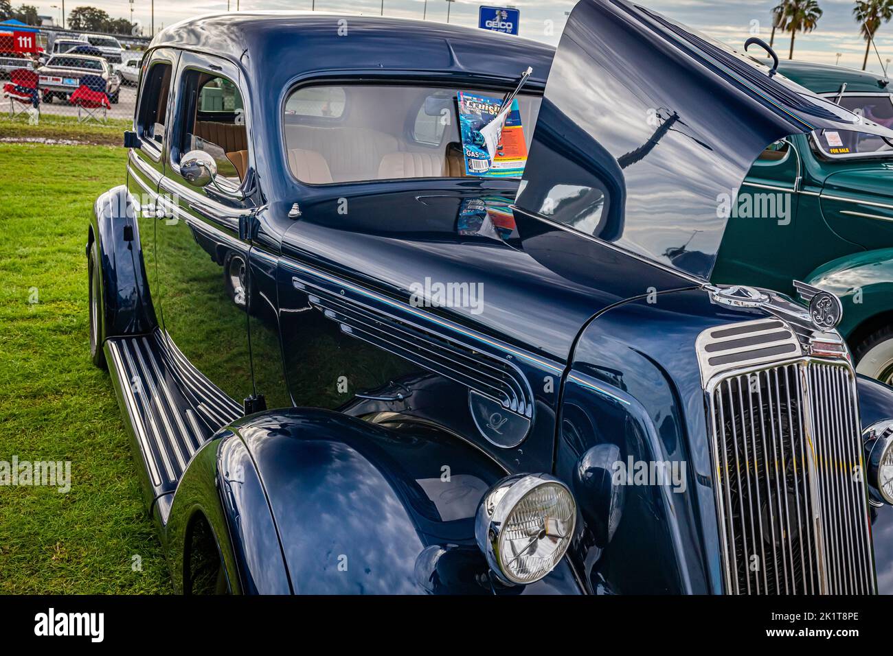 Daytona Beach, FL - 28 novembre 2020 : vue panoramique d'un coin avant de la berline Nash Lafayette 1936 lors d'un salon de voiture local. Banque D'Images