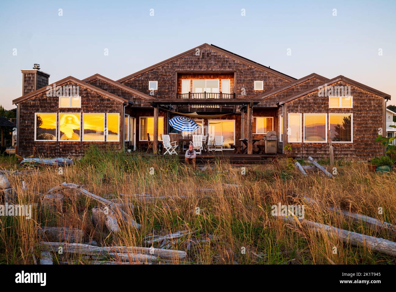 Le coucher du soleil se reflète sur la maison privée au bord de la plage; Puget Sound; Whidbey Island; Washington; États-Unis Banque D'Images